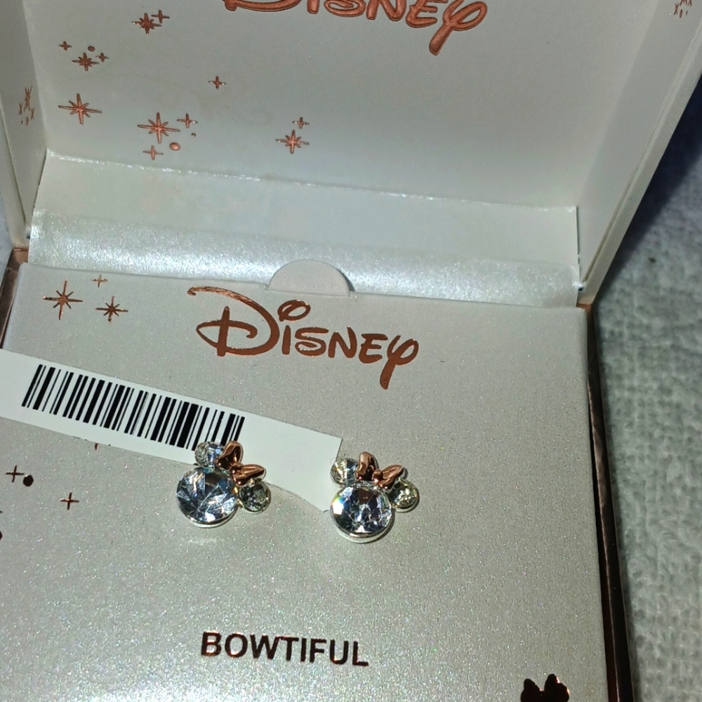 NWT Bowtiful Minnie mouse earrings